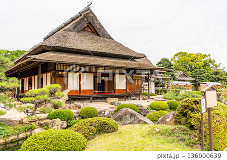 元禄文化の庭園　後楽園　延養亭（岡山藩主池田氏による造営の大名庭園）日本三名園 136000639