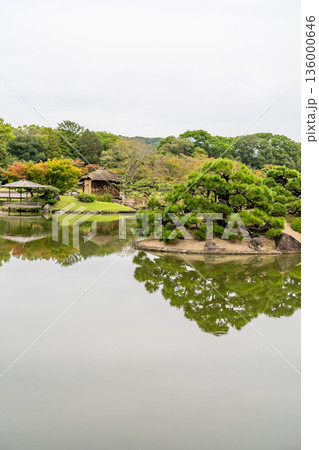 元禄文化の庭園 後楽園 寒翠細響軒からの眺め 沢の池(岡山藩主池田氏による造営の大名庭園)日本三名園 元禄文化の庭園 後楽園 寒翠細響軒からの眺め 沢の池(岡山藩主池田氏による造営の大名庭園)日本三名園 136000646