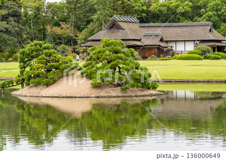 元禄文化の庭園 後楽園 福田茶屋からの眺め 沢の池(岡山藩主池田氏による造営の大名庭園)日本三名園 元禄文化の庭園 後楽園 福田茶屋からの眺め 沢の池(岡山藩主池田氏による造営の大名庭園)日本三名園 136000649