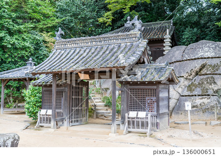 元禄文化の庭園 後楽園 慈眼堂の門(岡山藩主池田氏による造営の大名庭園)日本三名園 元禄文化の庭園 後楽園 慈眼堂の門(岡山藩主池田氏による造営の大名庭園)日本三名園 136000651