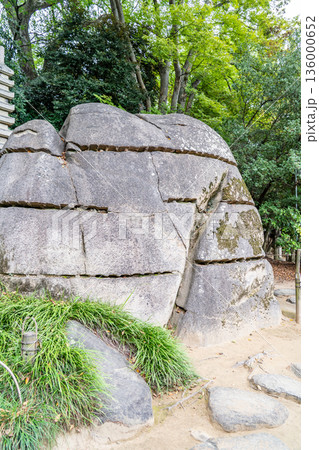 元禄文化の庭園　後楽園　慈眼堂の烏帽子岩（岡山藩主池田氏による造営の大名庭園）日本三名園 136000652