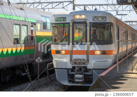 国府津駅ホームに停車するJR東海313系電車 136000657