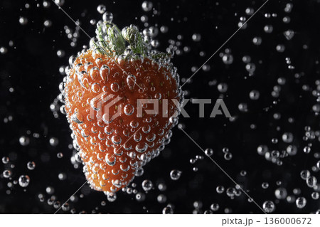 水に浮かぶ気泡の付いたイチゴの接写 136000672