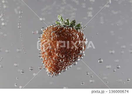 水に浮かぶ気泡の付いたイチゴの接写 136000674