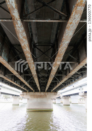 武庫川河川敷から見た高架橋 136000770