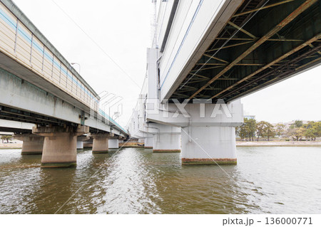 武庫川河川敷から見た高架橋 武庫川河川敷から見た高架橋 136000771