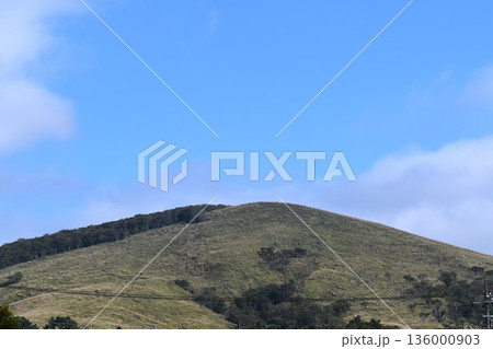 なだらかな山と秋の空 なだらかな山と秋の空 136000903