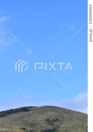 なだらかな山と秋の空 136000904