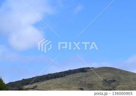 なだらかな山と秋の空 136000905