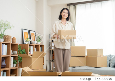 引越しをするミドルの女性 136000950