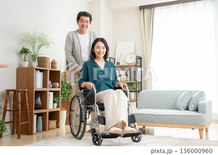 リビングでミドルの妻の介護する夫 136000960