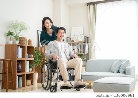 リビングでミドルの夫の介護する妻 リビングでミドルの夫の介護する妻 136000961
