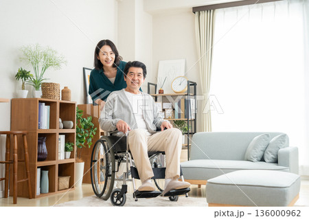 リビングでミドルの夫の介護する妻 136000962