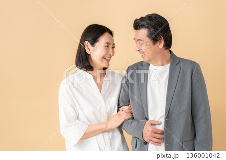 ベージュバックのデートをするミドルの夫婦 136001042