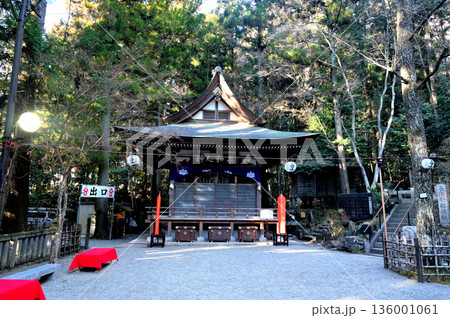 宝登山頂上にある奥の院とテラス/展望台から見た冬景色 宝登山頂上にある奥の院とテラス/展望台から見た冬景色 136001061