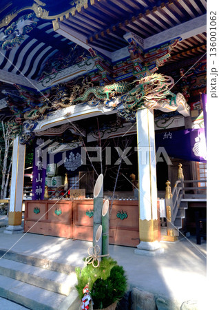 宝登山頂上にある奥の院とテラス/展望台から見た冬景色 136001062