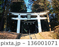 宝登山頂上にある奥の院とテラス/展望台から見た冬景色 136001071