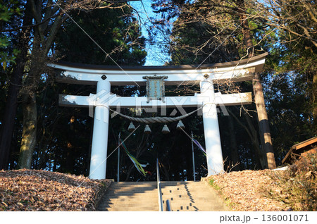 宝登山頂上にある奥の院とテラス/展望台から見た冬景色 136001071