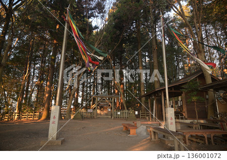 宝登山頂上にある奥の院とテラス/展望台から見た冬景色 136001072