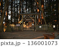 宝登山頂上にある奥の院とテラス/展望台から見た冬景色 136001073