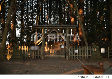 宝登山頂上にある奥の院とテラス/展望台から見た冬景色 136001073