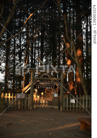宝登山頂上にある奥の院とテラス/展望台から見た冬景色 136001074