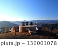 宝登山頂上にある奥の院とテラス/展望台から見た冬景色 136001078