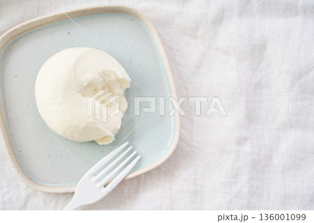 割って中身が見えるブッラータチーズ 136001099