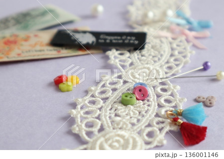 リボンと待ち針とタッセルとタグ 136001146