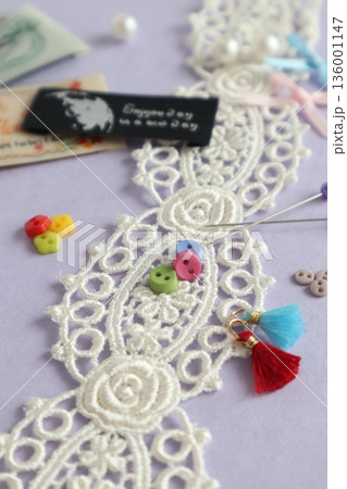 リボンと待ち針とタッセルとタグ リボンと待ち針とタッセルとタグ 136001147