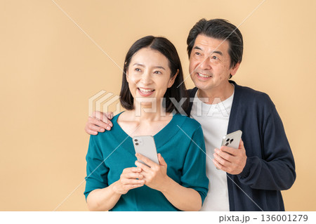 ベージュバックのデートをするミドルの夫婦 ベージュバックのデートをするミドルの夫婦 136001279