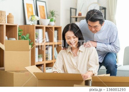 引越しをするミドルの夫婦 136001293