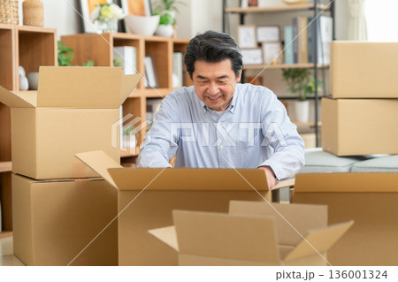 引越しをするミドルの男性 136001324