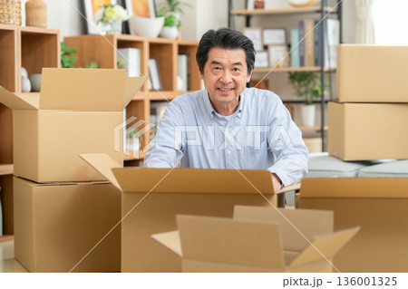 引越しをするミドルの男性 136001325