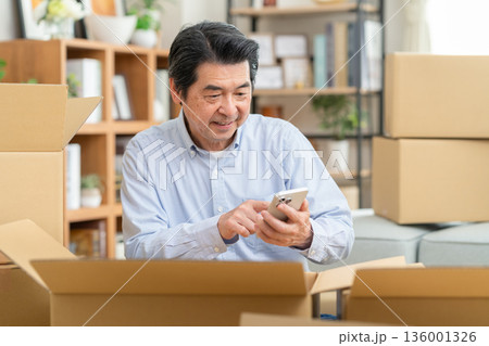 引越しをするミドルの男性 136001326