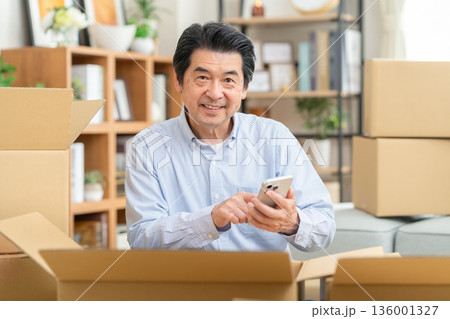 引越しをするミドルの男性 136001327