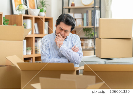 引越しをするミドルの男性 136001329
