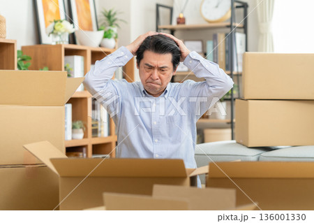引越しをするミドルの男性 136001330