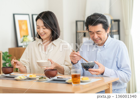家で食事をするミドルの夫婦 136001340