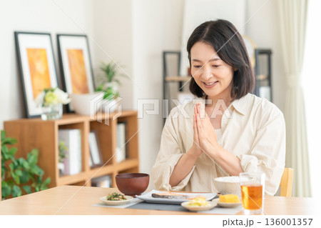 家で食事をするミドルの女性 136001357