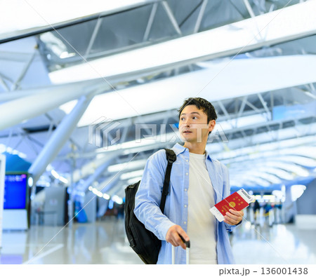 空港で搭乗を待つ男性 ■撮影協力：関西国際空港（KIX） 136001438