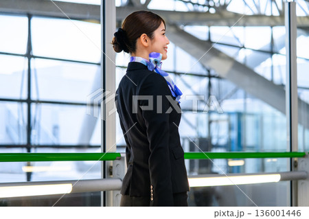 客室乗務員 ターミナル待機 ■撮影協力:関西国際空港(KIX) 客室乗務員 ターミナル待機 ■撮影協力:関西国際空港(KIX) 136001446