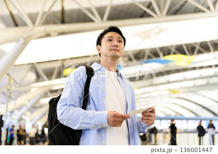 空港で搭乗券を持つ男性 ■撮影協力：関西国際空港（KIX） 136001447
