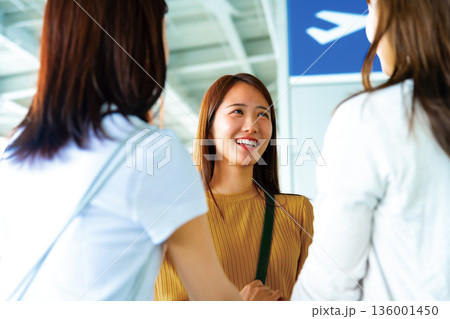 空港での友人との会話 ■撮影協力：関西国際空港（KIX） 136001450