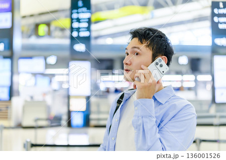 空港で電話する男性 ■撮影協力:関西国際空港(KIX) 空港で電話する男性 ■撮影協力:関西国際空港(KIX) 136001526