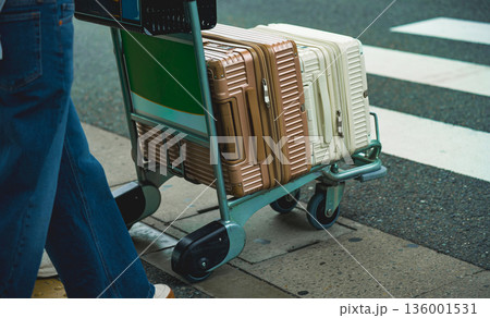 台車で運ぶ旅行かばん ■撮影協力:関西国際空港(KIX) 台車で運ぶ旅行かばん ■撮影協力:関西国際空港(KIX) 136001531