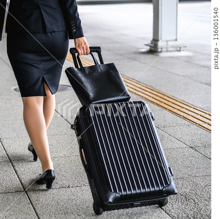 ビジネスウーマンの移動風景 ■撮影協力：関西国際空港（KIX） 136001540