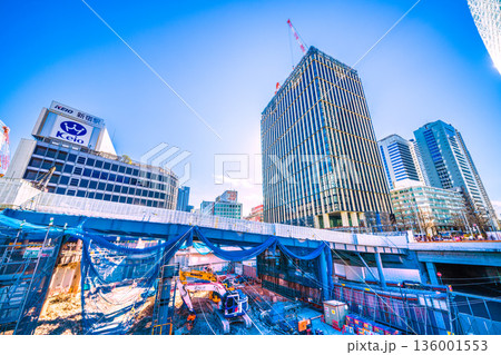 日本の東京都市景観1月25日。新宿駅西口再開発や西新宿一丁目地区プロジェクト、クレーンなどを望む 136001553