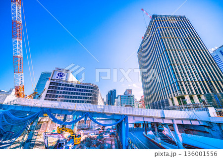 日本の東京都市景観1月25日。新宿駅西口再開発や西新宿一丁目地区プロジェクト、クレーンなどを望む 136001556
