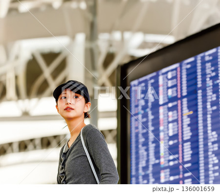 空港で案内板を見る女性 ■撮影協力:関西国際空港(KIX) 空港で案内板を見る女性 ■撮影協力:関西国際空港(KIX) 136001659